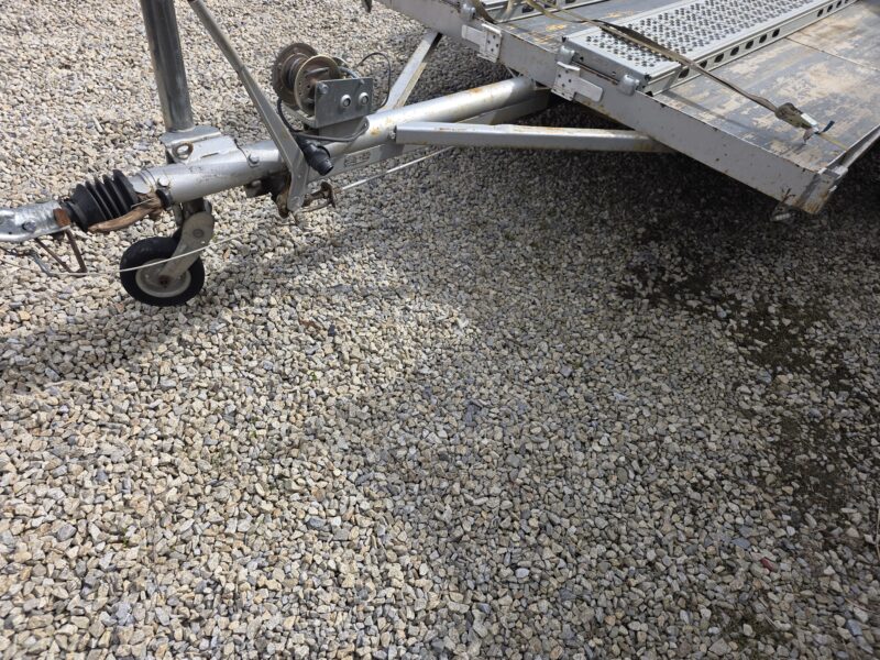 Vlek plato 1700kg kola ven doklady DE na prihlaseni po servise nyni poskozen