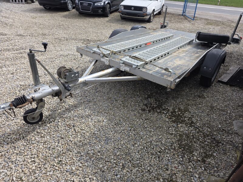 Vlek plato 1700kg kola ven doklady DE na prihlaseni po servise nyni poskozen