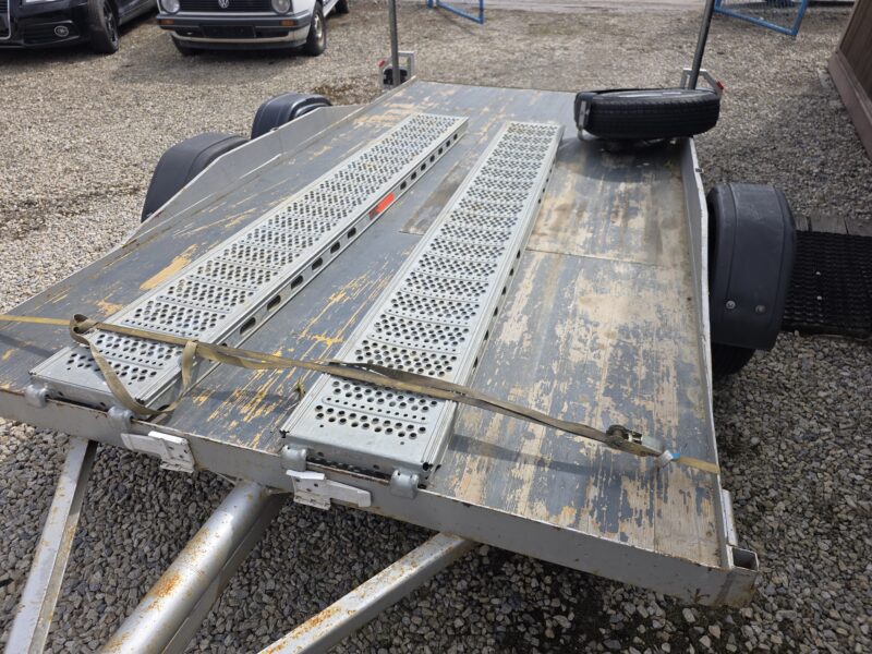 Vlek plato 1700kg kola ven doklady DE na prihlaseni po servise nyni poskozen