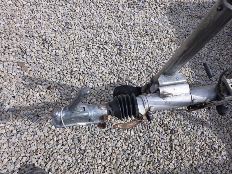 Vlek plato 1700kg kola ven doklady DE na prihlaseni po servise nyni poskozen