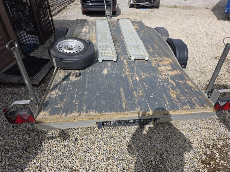 Vlek plato 1700kg kola ven doklady DE na prihlaseni po servise nyni poskozen