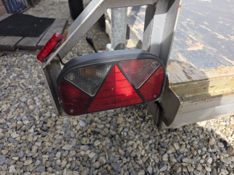 Vlek plato 1700kg kola ven doklady DE na prihlaseni po servise nyni poskozen