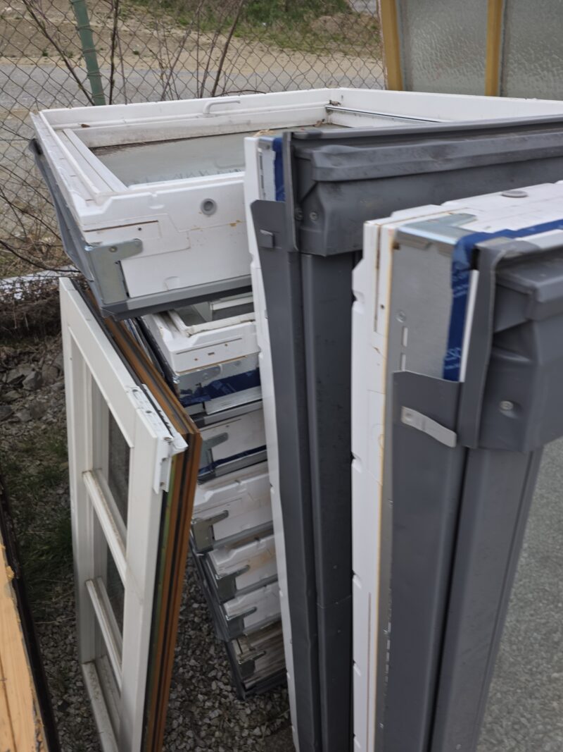 Střešní okna Velux více ks! Bez oplechování cena plati pri odberu vsech