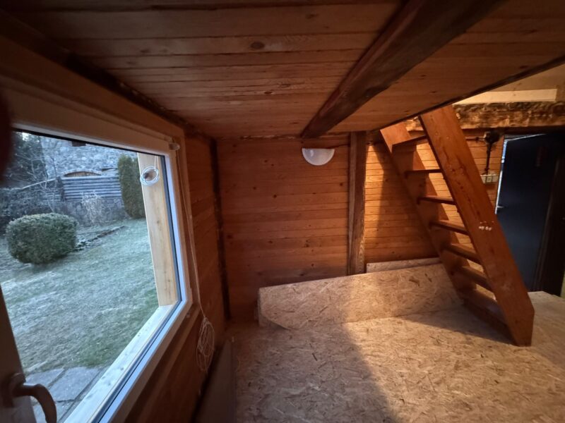 Remeslnika na dodelavky okolo chaty